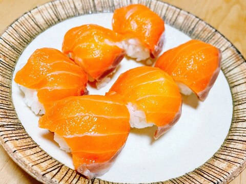 【子どもごはん】エンペラーサーモンの一口寿司